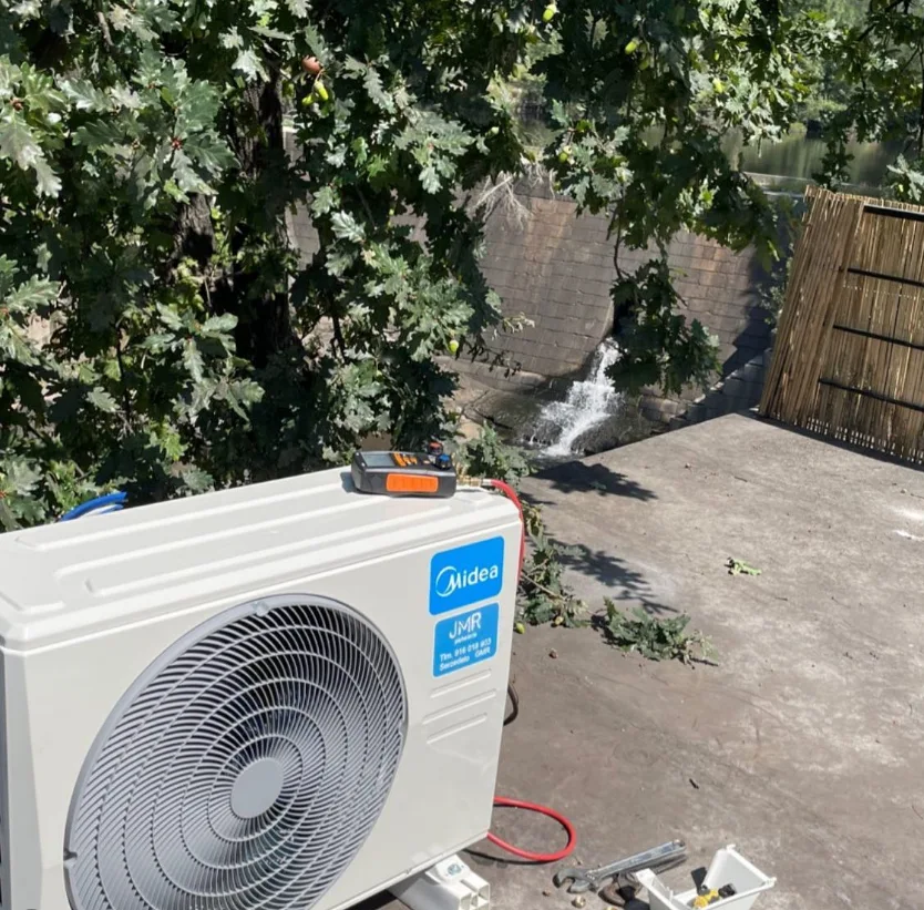 Unidade exterior de climatização durante a instalação