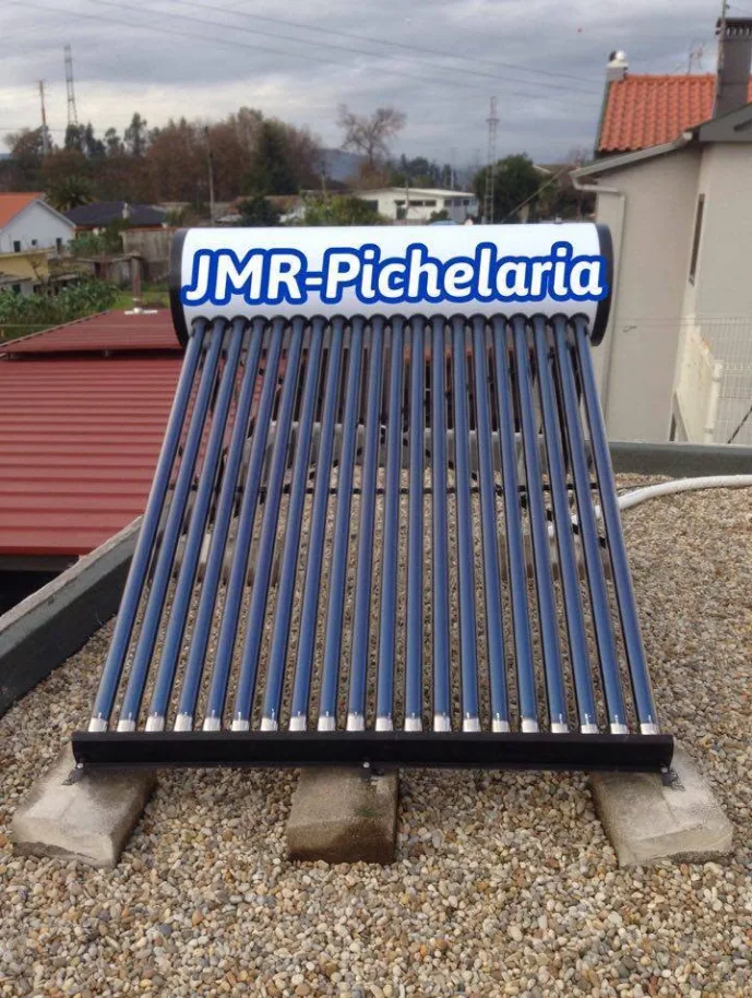 Sistema solar térmico instalado numa cobertura