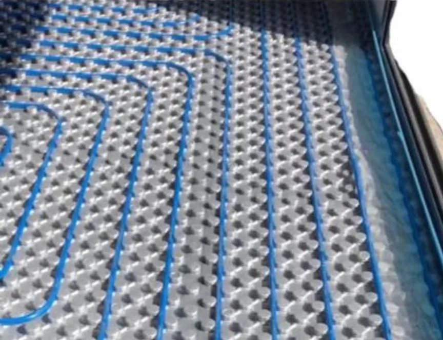 Tubagem azul de uma instalação de piso radiante