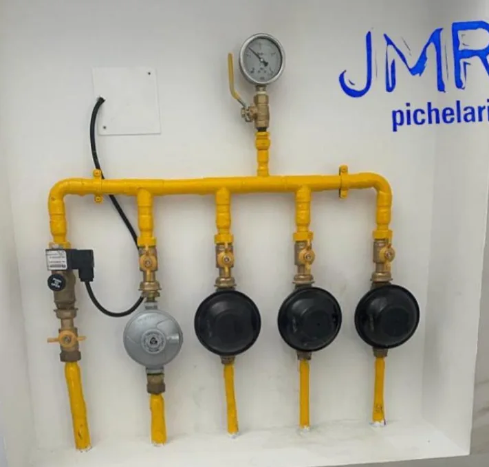 Painel técnico com tubagens, contadores e manómetro